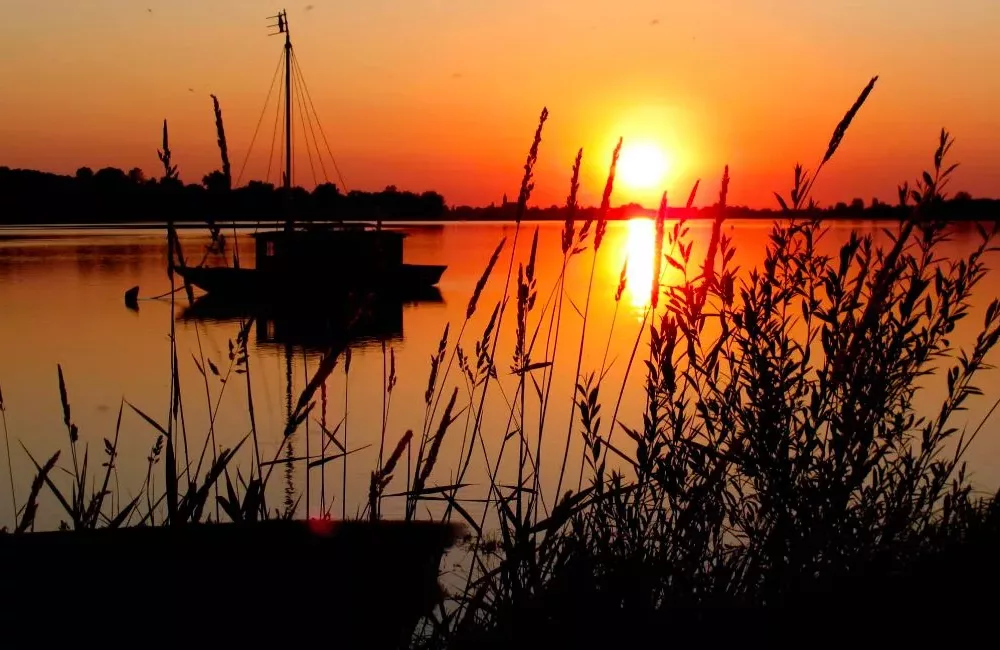 Coucher de soleil bord de Loire avec toue cabanée