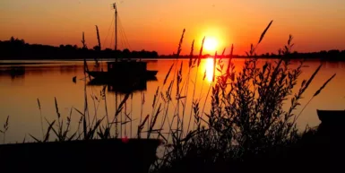 Coucher de soleil bord de Loire avec toue cabanée