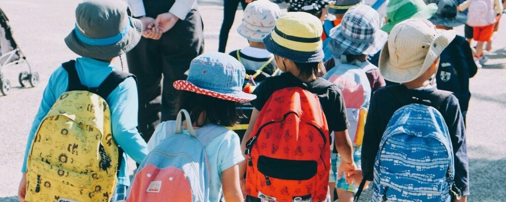 Enfants en groupe avec cartables sur le dos