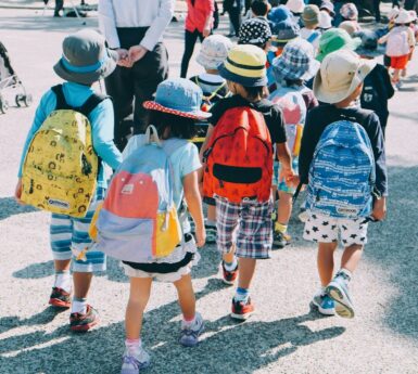 Enfants en groupe avec cartables sur le dos