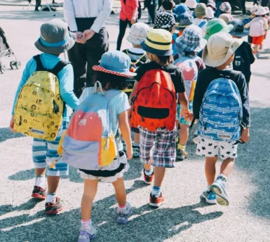 Enfants en groupe avec cartables sur le dos