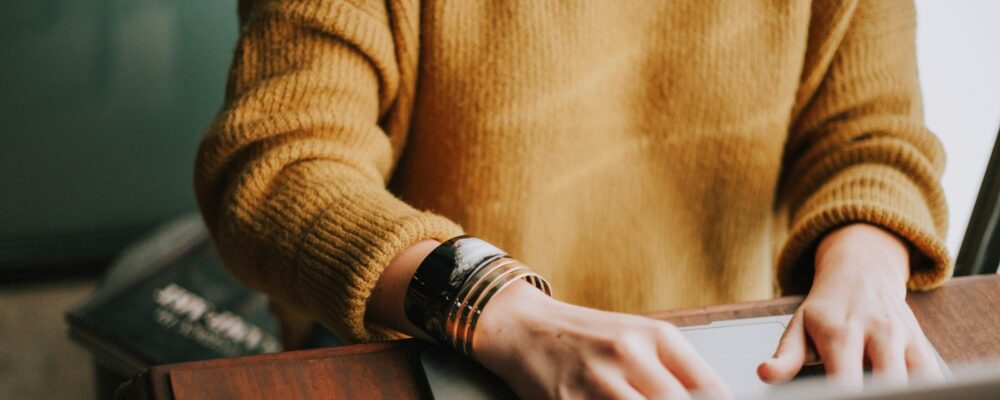 Photo d'une personne utilisant le clavier d'un ordinateur