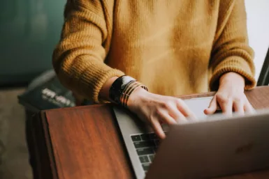 Photo d'une personne utilisant le clavier d'un ordinateur