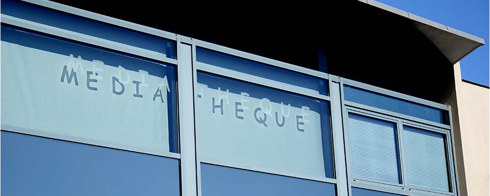 Photo avec écriture médiatheque sur espace culturel